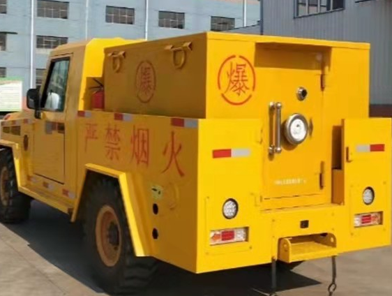 新州镇凯龙爆破器材运输车：保障爆破任务的安全运行