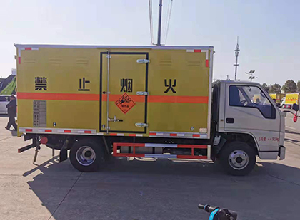 新州镇爆破器材运输车技术升级与安全合规新趋势